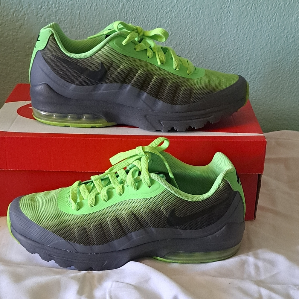 Nike Air Max Invigor Trainers Size US Men's 7.5 & Women's 9.5  Gray/Green EUC